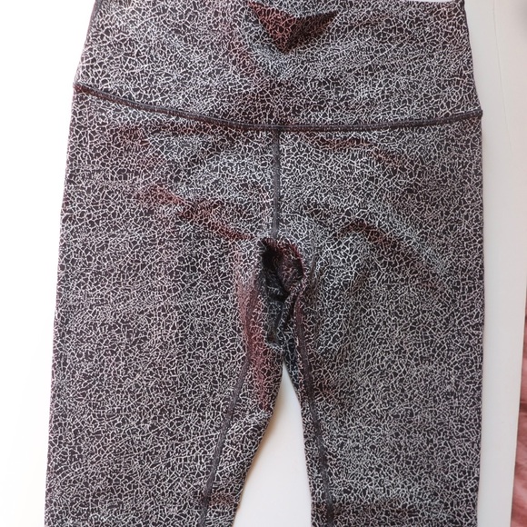 RARE Lululemon Wunder Under Leggings 28" size 8 - Picture 2 of 5